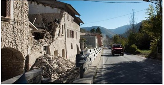 TERREMOTO AVVERTITA UNA NUOVA FORTE SCOSSA E GENTE IN STRADA