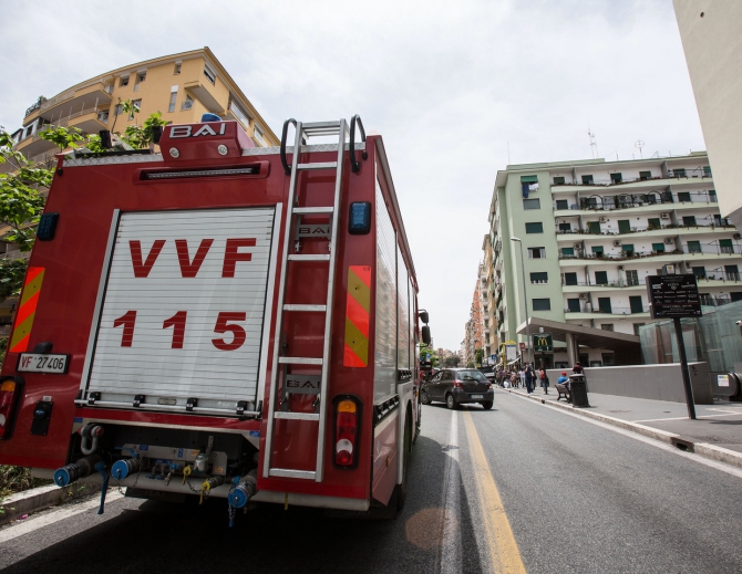 TERREMOTO A ROMA PRECIPITA L ASCENSORE IN UN PALAZZO