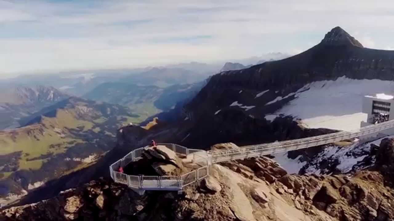 CAMMINATA SU UN PONTE SOSPESO A 3MILA METRI - VIDEO - 29/06/2015