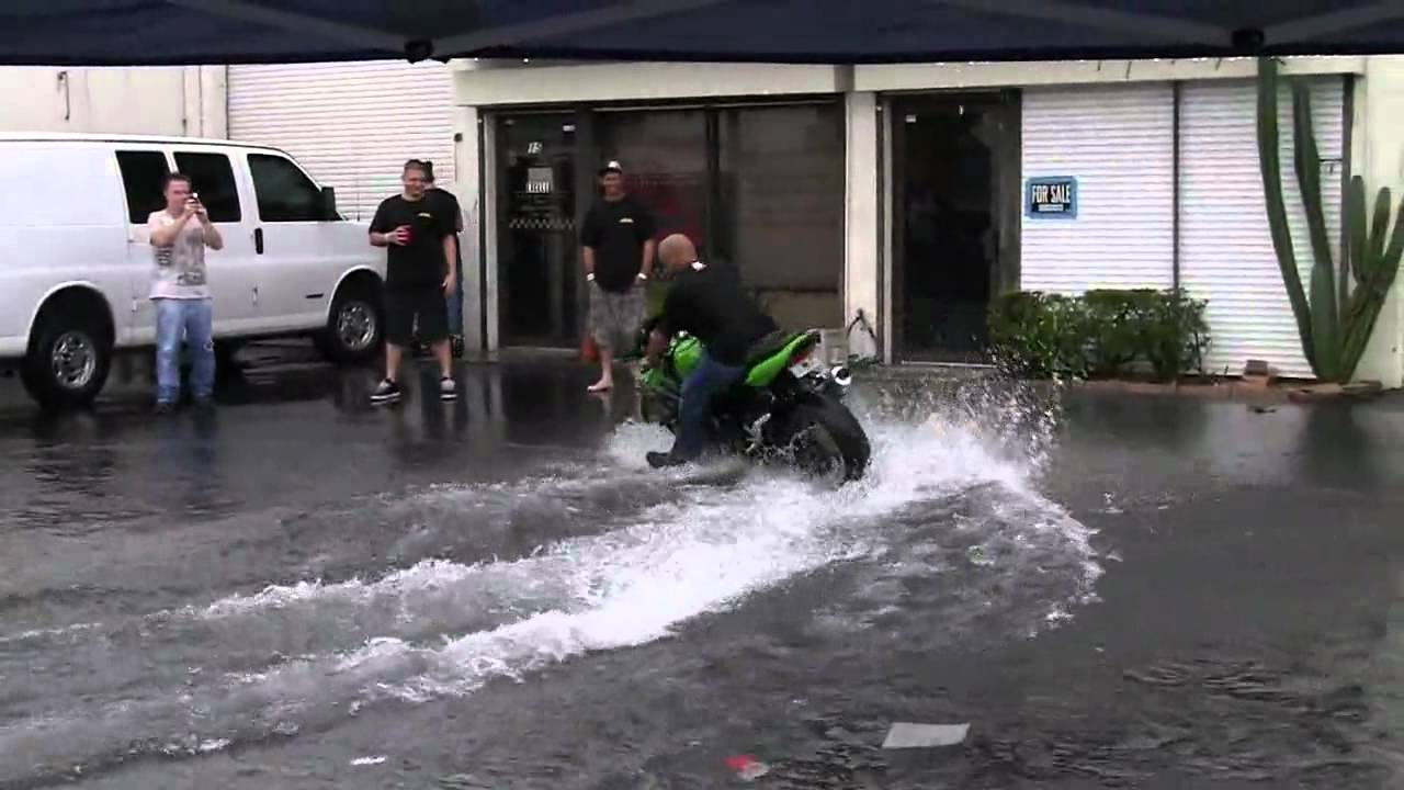 MOTOCICLISTA FA EVOLUZIONI IN UNA GRANDE POZZANGHERA. UNO SPETTACOLO - VIDEO - 14/11/2014