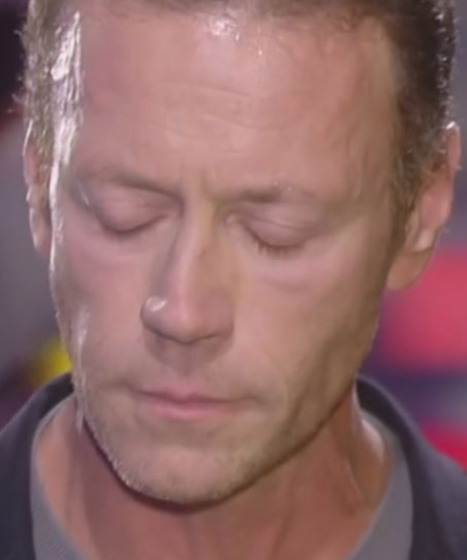 ''OH FERMA, MI FAI MALE'' GLI SALTA ADDOSSO E LO ''SUCCHIA''. PAURA PER ROCCO SIFFREDI FINISCE IN OSPEDALE PER COLPA DI UNA SUA FAN - 24/10/2017