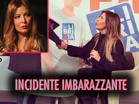 INCIDENTE PER SELVAGGIA LUCARELLI: SUL PALCO SI ACCORGE CHE STA PERDENDO SANGUE - CHE IMBARAZZO PER LA DONNA - 16/10/2017