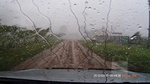 LA POTENZA DI UN TORNADO. VIDEO INCREDIBILE DEL DISASTRO - GUARDA - 23/10/2014