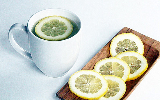 I BENEFICI DI BERE ACQUA CALDA E LIMONE A COLAZIONE - 12/03/2015