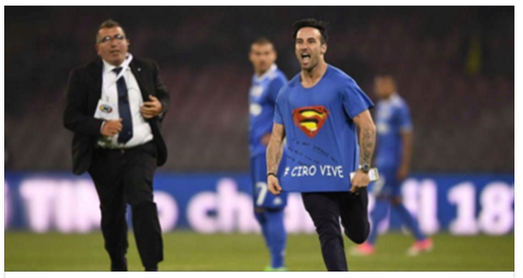 NAPOLI-JUVE, MARIO FERRI DETTO 'FALCO' FA INVASIONE. DIETRO LA MAGLIA L'INSULTO ALLA JUVE - 05/04/2017