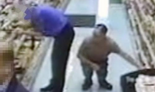 UN UOMO ANNUSA I SEDERI DEGLI UOMINI DENTRO AL SUPERMERCATO - VIDEO - 29/04/2014