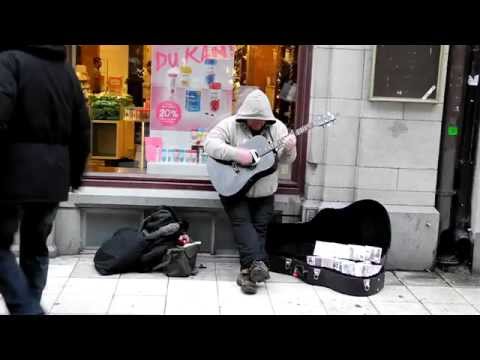 CANTA UNA STAR MA PER STRADA TUTTI LO IGNORANO - VIDEO - 09/06/2014