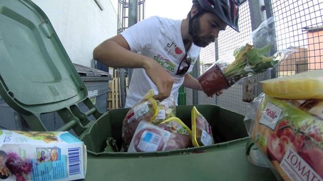 GIRA L'EUROPA IN BICICLETTA MANGIANDO CIBO PRESO DALLA SPAZZATURA - VIDEO - 12/09/2014