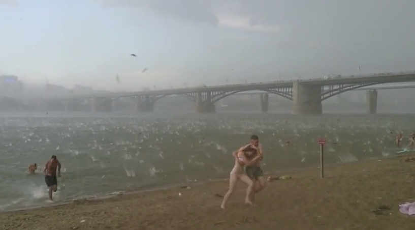 INCREDIBILE E VIOLENTA GRANDINATA AVVENUTA SULLA SPIAGGIA - VIDEO - 14/07/2014