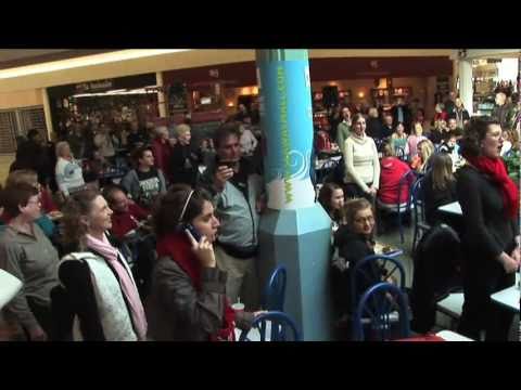 STANNO MANGIANDO IN UN CENTRO COMMERCIALE MA IMPROVVISAMENTE ACCADE QUALCOSA DI INASPETTATO - VIDEO - 17/02/2015