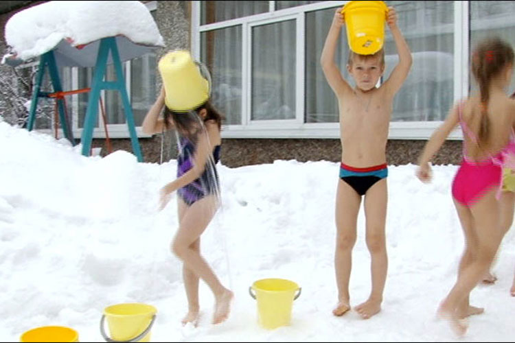 COME RESISTONO AL FREDDO I BAMBINI SIBERIANI? CON SECCHIATE DI ACQUA GELIDA - VIDEO - 01/03/2015