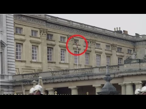 UOMO NUDO SI CALA DA UNA FINESTRA DI BUCKINGHAM PALACE - VIDEO - 28/04/2015