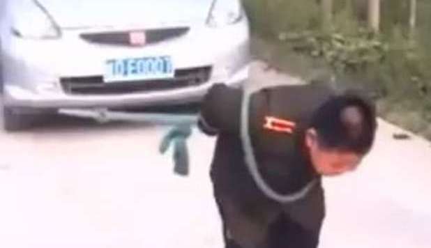 YANG, 7 ANNI, È COSÌ FORTE CHE TRAINA AUTO E FURGONI: È LA STAR DEL WEB -VIDEO - 30/09/2012