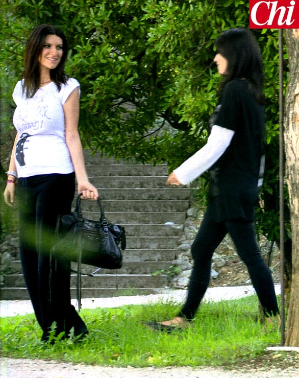 Laura Pausini al parco, ecco le foto del pancione - 07/10/2012