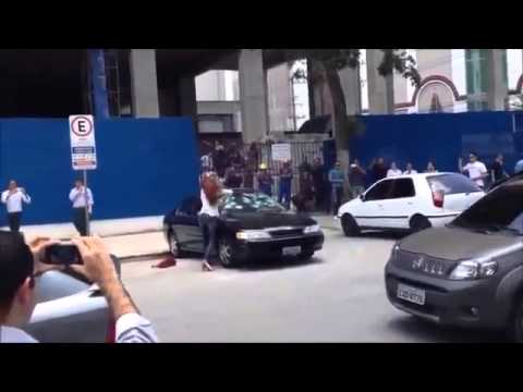 DONNA TRADITA DISTRUGGE L'AUTO DELL EX MARITO A MARTELLATE TRA I PASSANTI - VIDEO - 22/01/2014