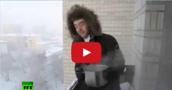 ECCO COSA SUCCEDE A BUTTARE DELL'ACQUA BOLLENTE DAL BALCONE A -41°C - VIDEO PAZZESCO - 10/01/2014