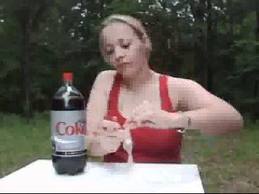 ECCO COSA ACCADE UNENDO UN PRESERVATIVO, LA COCA COLA E DELLE MENTINE - VIDEO - 27/03/2014