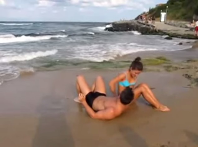 GUARDATE COSA FA QUESTA COPPIA SU DI UNA SPIAGGIA PUBBLICA - VIDEO - 04/07/2014