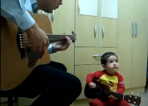 IL BAMBINO DI 2 ANNI CHE HA INCANTATO TUTTI CANTANDO I BEATLES - VIDEO - 18/06/2014