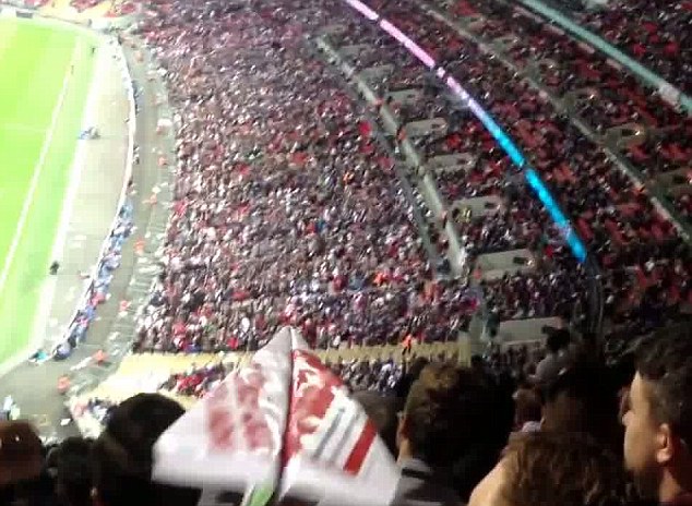 LANCIA UNA AEROPLANINO DI CARTA DALL'ULTIMO ANELLO DELLO STADIO. QUELLO CHE RIESCE A FARE E' INCREDIBILE - VIDEO - 16/07/2014