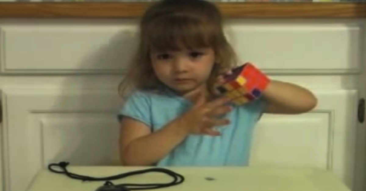 BIMBA RISOLVE IL CUBO DI RUBIK IN 3 MINUTI - VIDEO - 26/10/2014