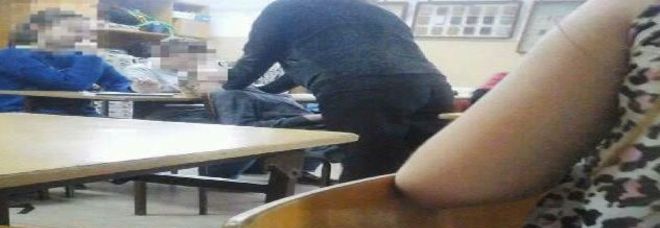 ALUNNO 12ENNE HA UNA CRISI EPILETTICA IN CLASSE, LA PROF TENTA DI STRANGOLARLO. ''SMETTILA'' - 08/02/2015