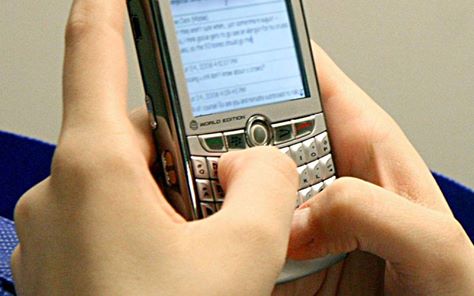 SCOPRE SUL TELEFONO DELLA MOGLIE UNA SERIE DI SMS INVIATI AD UN ALTRO UOMO. PRESO DALLA GELOSIA IL MARITO REAGISCE COSI' - 10/04/2015