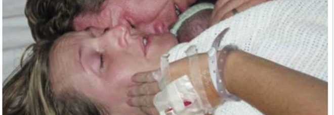 IL NEONATO NON RESPIRA, I GENITORI LO STRINGONO IN UN ABBRACCIO: E AVVIENE IL MIRACOLO - FOTO - 17/07/2015