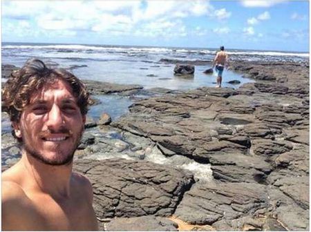 SCATTA UN SELFIE IN VACANZA E LO CONDIVIDE ​SU FACEBOOK. POI LA BRUTTA SORPRESA - FOTO - 19/07/2015