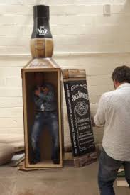 VUOLE ESSERE SEPPELLITO IN UNA BOTTIGLIA DI JACK DANIELS - FOTO - 21/05/2015