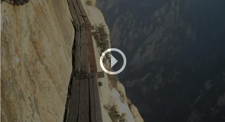 LA COSA MIGLIORE SAREBBE NON GUARDARE IN BASSO: IL SENTIERO PIU' PERICOLOSO DEL MONDO - VIDEO INCREDIBILE - 13/01/2014