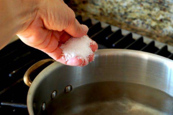 IN CUCINA METTETE IL SALE AL MOMENTO SBAGLIATO: ECCO QUANDO E' GIUSTO FARLO - 03/08/2017