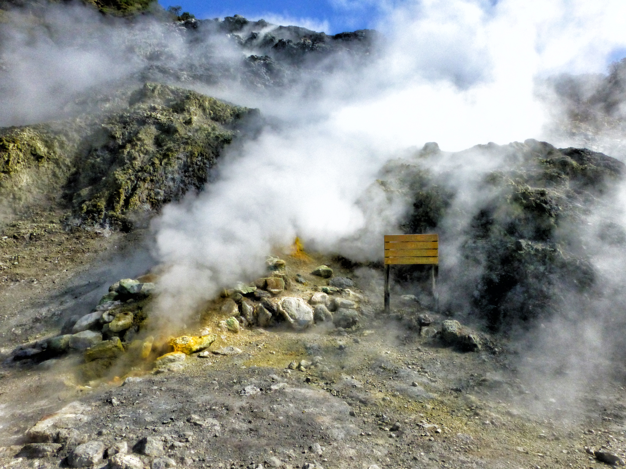 FRANA ALLA SOLFATARA: UN'INTERA FAMIGLIA SCIVOLA NEL CRATERE. TRE MORTI - 12/09/2017