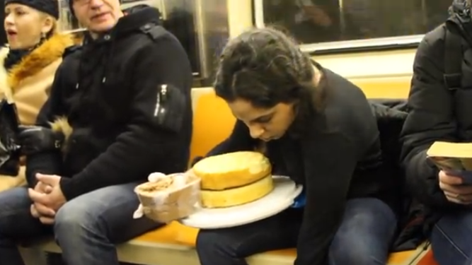 RAGAZZA CHE SI PREPARA UNA TORTA NEL VAGONE DELLA METRO - VIDEO - 24/02/2014