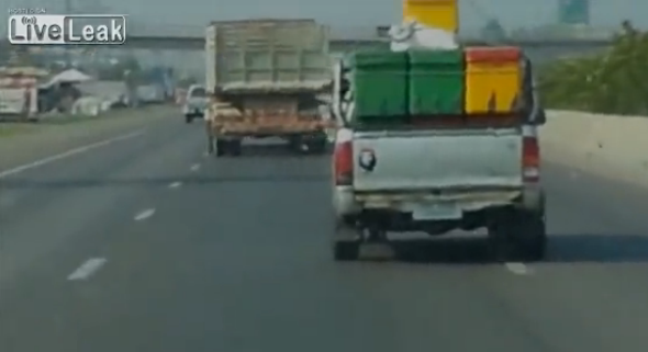 IL CAMION DECIDE CHE NESSUNO LO DEBBA SUPERARE SULL'AUTOSTRADA - VIDEO - 27/02/2014