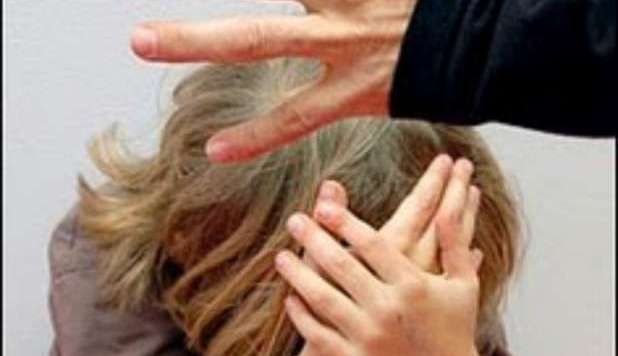 LA FIGLIA 16ENNE FUMA, IL PAPÀ LA PRENDE A SCHIAFFI: CONDANNATO A PAGARE I DANNI - 26/11/2012