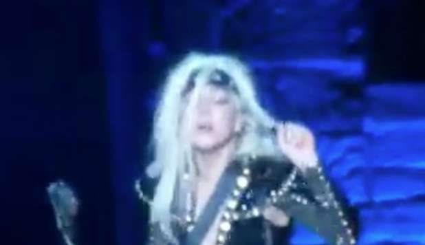 LADY GAGA INCORREGGIBILE: SPUTO SUI FAN AL CONCERTO DI MILANO -VIDEO - 03/10/2012