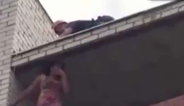 IL VIGILE EROE SALVA LA RAGAZZA IN BILICO SU UN PALAZZO DI 12 PIANI-VIDEO - 13/10/2012