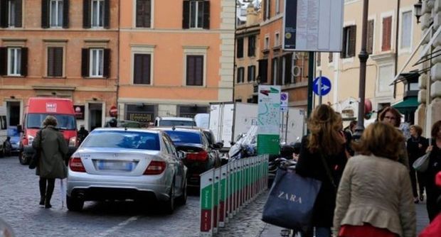 Parcheggi deputati, l'onorevole: 'I vigili prima di farci la multa ci avvertono' - 16/10/2012