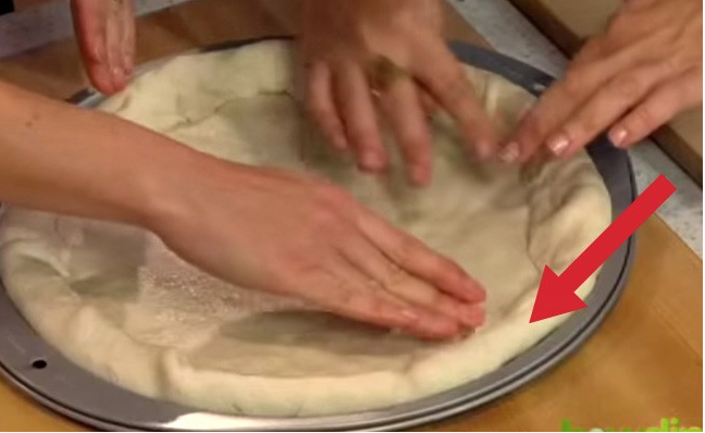 INSERISCE UN INGREDIENTE AGGIUNTIVO SOTTO IL BORDO DELLA PIZZA: RISULTATO INCREDIBILE - VIDEO - 12/05/2015