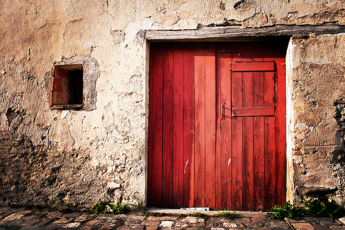 LE PERSONE CHE HANNO UNA PORTA D'INGRESSO ROSSA SONO PIU' FELICI - 01/01/2014