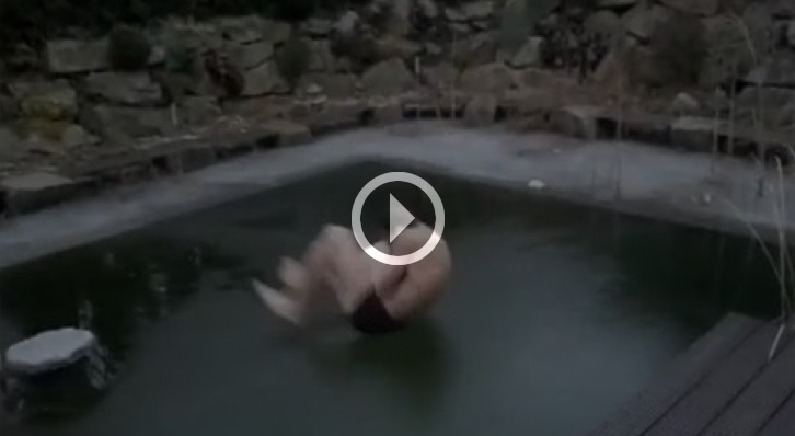 ECCO COSA ACCADE A SALTARE IN UNA PISCINA GHIACCIATA - VIDEO INCREDIBILE - 20/01/2014