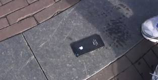 ECCO COSA ACCADE A CHI TROVA UN IPHONE INCOLLATO A TERRA - VIDEO - 02/05/2014