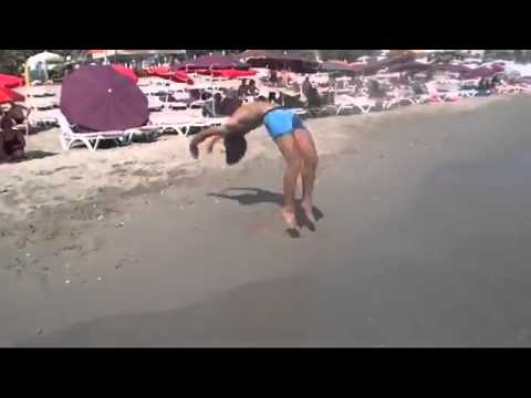 MA COSA E' ? UNA MOLLA ? GUARDATE COSA COMBINA IN SPIAGGIA - VIDEO - 13/05/2014