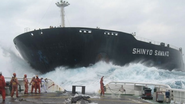 INCREDIBILE FILMATO DI UN'ENORME NAVE IN BALIA DI UNA TREMENDA TEMPESTA - VIDEO SHOCK - 12/07/2014