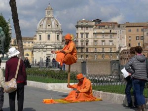 ECCO SPIEGATO IL TRUCCO DEL FACHIRO SOSPESO IN ARIA CHE STA POPOLANDO LE NOSTRE CITTA' - VIDEO - 24/05/2014