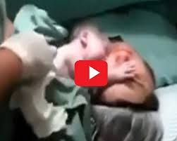 IL NEONATO CHE NON SI STACCA DALLA MAMMA, IL VIDEO DIVENTA VIRALE - 25/05/2014