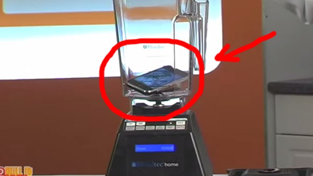 ECCO COSA ACCADE METTENDO DI FRONTE UN IPHONE E UN FRULLATORE: SUCCEDE L'INASPETTATO - VIDEO - 27/05/2014