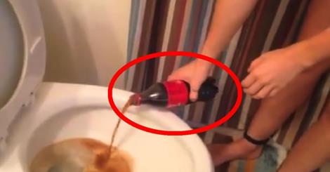 RAGAZZA METTE MEZZO LITRO DI COCA COLA NEL WATER - ECCO IL VIDEO DELLA SORPRENDENTE REAZIONE - 02/09/2014