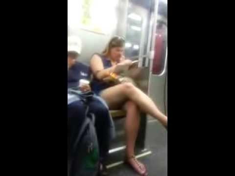 RAGAZZA MANGIA LE SUE CACCOLE SULLA METRO - VIDEO - 02/12/2014